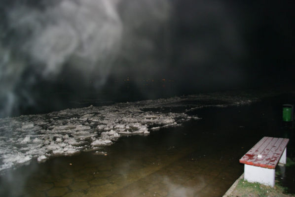 Wisła zalewa bulwar 29.12.2009r. godz. 22.00
