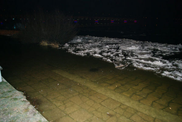 Wisła zalewa bulwar 29.12.2009r. godz. 22.00
