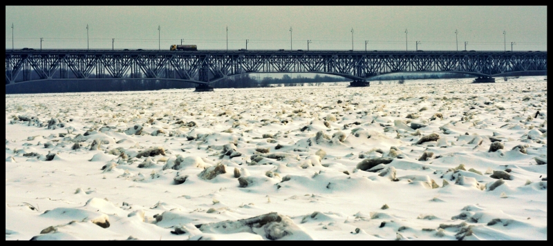 Wisła skuta lodem - widok na most
Widok na most przez pryzmat zamarzniętej Wisły
Słowa kluczowe: Most Wisła Zima Lód Rzeka