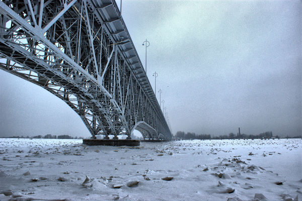 Stary most zimą
