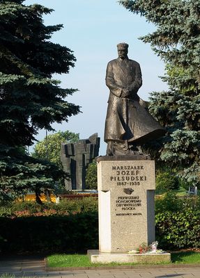 Dwa pomniki
W tle oczywiście pomnik Wł. Broniewskiego
Słowa kluczowe: Piłsudski Broniewski pomnik