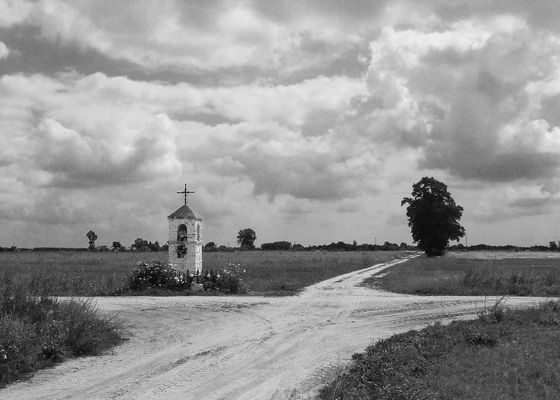 Kapliczka św. Tekli
Pochodząca z poł. XIX w. kapliczka powstała w celu odpędzenia epidemii cholery. Do jej historii udało się dotrzeć dzięki pamięci stuletniej mieszkanki Kuchar.
Słowa kluczowe: św.Tekla Kuchary Drobin