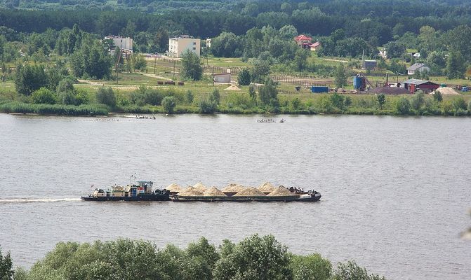 Transport wiślany
Kiedyś Wisła żyła - była główną arterią transportu ludzi i towarów. Dzisiaj jako szlak wodny jest tylko cieniem dawnych czasów. Widok od strony spichlerzy.
Słowa kluczowe: Wisła transport barka