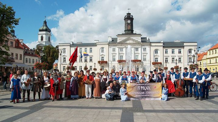 Wspólne zdjęcie
...przed ratuszem. IV Piknik Archeologiczno-Etnograficzny.
Słowa kluczowe: piknik rynek ratusz