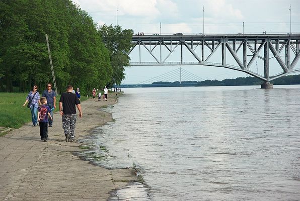Wielka woda
Wisłą wdziera się na bulwar. Wielka powódź w 2010 r.
Słowa kluczowe: powódź woda mosty bulwar