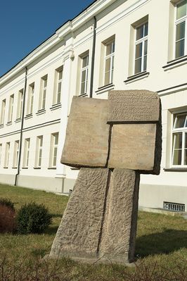 Poległym pracownikom wymiaru sprawiedliwości
Przed budynkiem sądu na pl. Narutowicza
Słowa kluczowe: sąd pomnik