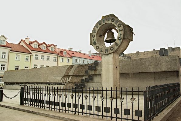 13 Straconych
Często mijany pomnik w centrum starówki.
Słowa kluczowe: wojna pomnik