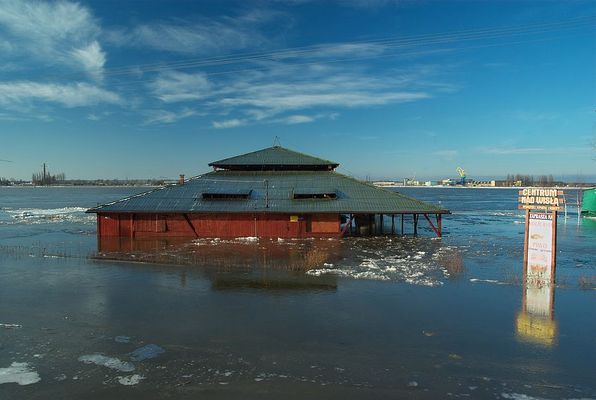 Wylew
Zator lodowy spowodował wylew Wisły.
Słowa kluczowe: powódź zator