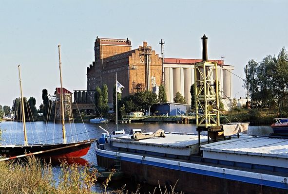 Elewator i barka
slajd sensia 200
Słowa kluczowe: elewator barka