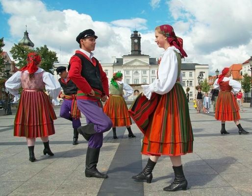 Występ na rynku
Występ zespołu folklorystycznego, podczas III Pikniku Archeologiczno-Etnograficznego
Słowa kluczowe: piknik taniec ratusz