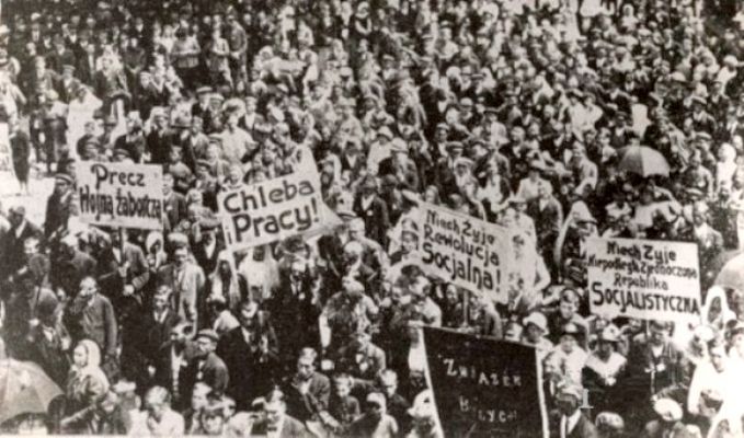 demonstracja komunistyczna w Płocku maj 1920r. 
Manifestanci z hasłami: "Precz z wojną zaborczą", "Chleba i pracy!", "Niech żyje rewolucja socjalna!", "Niech żyje Niepodległa Zjednoczona Republika Socjalistyczna".  
Fotografia nieznanego autora znajduje się w Instytucie Polskim im. Gen. Sikorskiego w Londynie
Słowa kluczowe: demonstracja komunistyczna maj 1920r.  