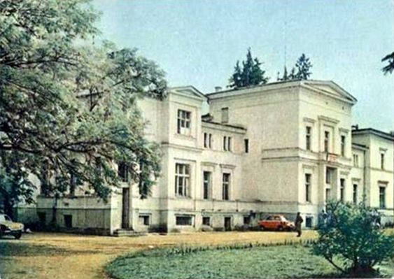 Pałac w Łącku - Dom Wypoczynkowy
lata 70/80   XX wieku
pałac uwieczniony w starym peerelowskim filmie pt. "Szatan z VII klasy"
Słowa kluczowe: Pałac w Łącku - Dom Wypoczynkowy  lata 70/80   XX wieku