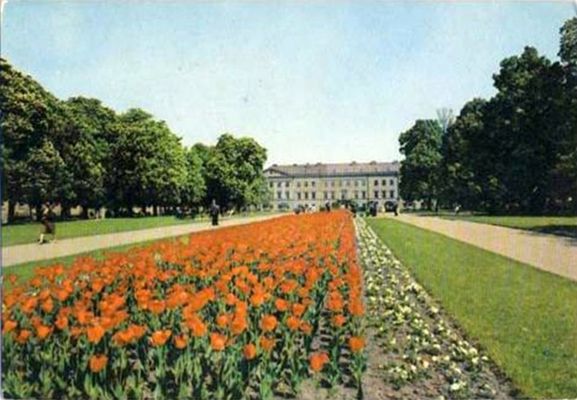 Plac Obrońców Warszawy w Płocku
lata 70/80  XX wieku
Słowa kluczowe: Plac Obrońców Warszawy