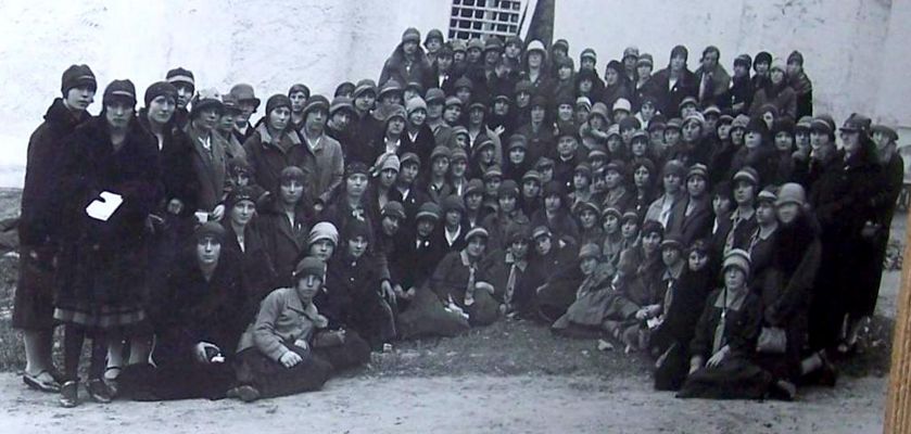 grupa młodzieży płockiej z 1927r.
Płocki Związek Polskiej Młodzieży Żeńskiej
Kurs dla presesek i zastępowych w Sierpcu w dniach 22-24 października 1927r. 

Słowa kluczowe: Płocki Związek Polskiej Młodzieży Żeńskiej 1927r.