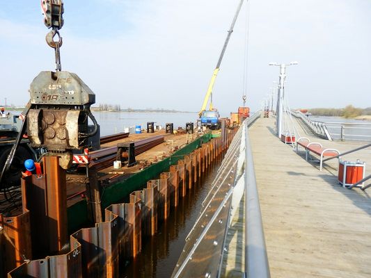 zabijanie grodzic stalowych 
budowa izbicy przeciw-lodowej przy molo
Słowa kluczowe: izbica molo budowa