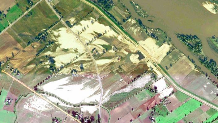 w budowie nowy wał w Świniarach pod Płockiem w pół roku od powodzi (23.05.2010r.)
zdjęcie-ortomapa z satelity z dnia 8.01.2010r na Google Earth (wkrótce po kolejnym uaktualnieniu zniknie z Internetu)
Słowa kluczowe: Wisła Świniary wał powódź 2010r.