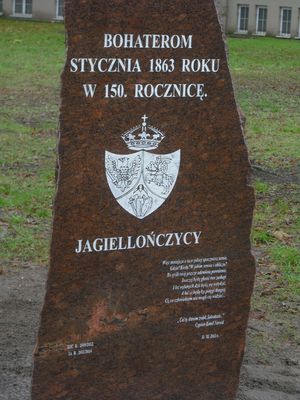Jagiellończycy powstańcom styczniowym
Obelisk znajduję się w za budynkiem liceum przy alejach dębów pamięci. Odsłonięty został 11 listopada 2013 roku z okazji 150 rocznicy wybuchu powstania.
