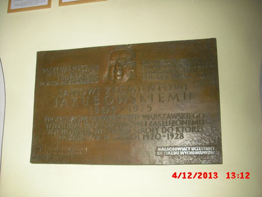 tablica pamiątkowa wewnątrz Małachowianki
