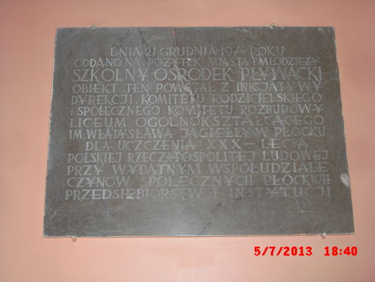 Tablica pamiątkowa w budynku pływalni ,,Jagiellonka,,
