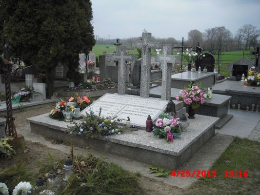 mogiła pomordowanych w lesie brwileńskim na cmentarzu w Woznikach
Treść tablicy nagrobnej: Tu spoczywają ofiary II wojny światowej pomordowane przez Niemców 18 I 1945 r. w lasach brwileńskich Eugeniusz Dobrowski lat 26, Stanisław Bobiński lat 39, Jan Sosiński lat 27, Tomasz Woja lat 50,Jan Braciszewski lat 70,Stanisław Braciszewski lat 25,Stanisław Braciszewski lat 41.
