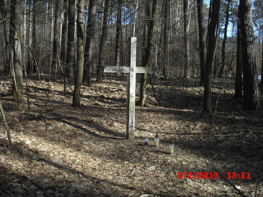 krzyż na jednym z miejsc egzekucji w Lesie Łąckim
