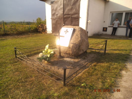 pomnik ,,Tym którzy oddali życie ojczyznie,, w Zazdzierzu
