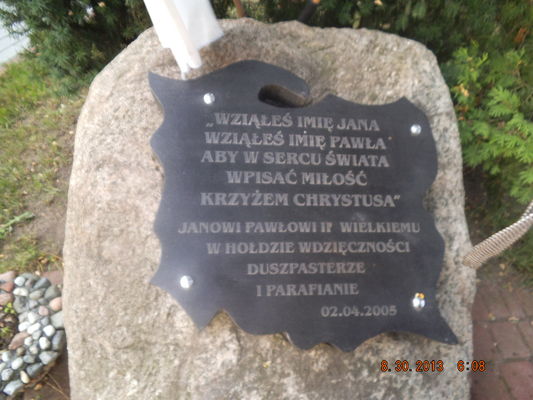 tablica na głazie pamiątkowym przy ciechomickim kościele
