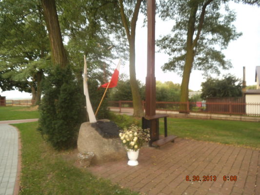 głaz pamiątkowy przy ciechomickim kościele
