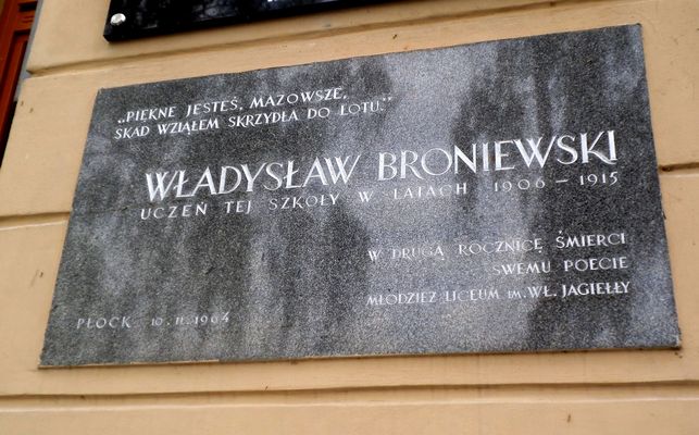 Władysławowi Broniewskiemu - tablica pamiątkowa na ścianie fontowej  Jagiellonki
