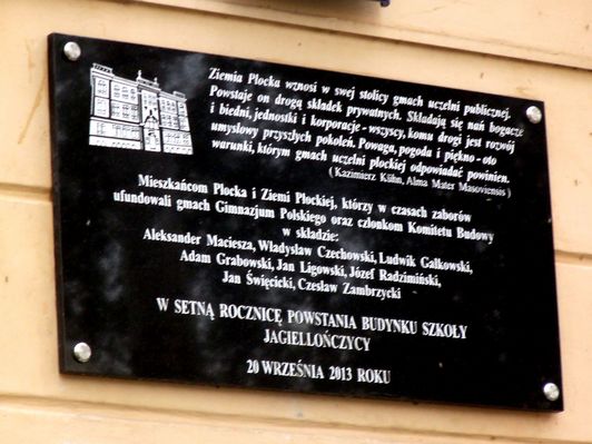 Jagiellończycy w 100 rocznicę budowy gmachu szkoły - tablica na  ścianie frontowej Jagiellonki
