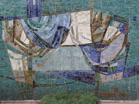 mozaika na budynku przy Al. Kobylińskiego
