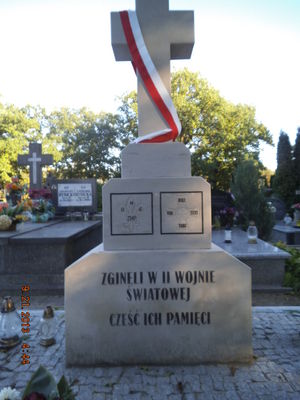 Pomnik ofiar 2 wojny światowej na cmentarzu w Zakrzewie 

