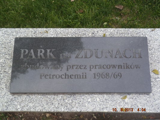 tablica upamiętniająca budowę parku na Zdunach 
ul. Kazimierza Wielkiego
