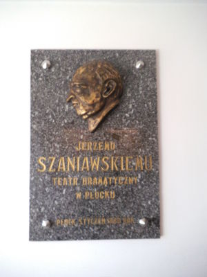 tablica w płockim teatrze
