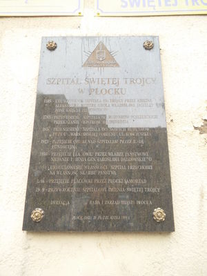 tablica pamiątkowa na budynku szpitala 
