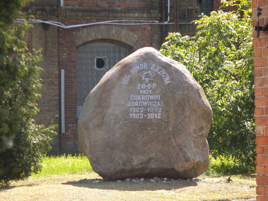 Pamiątkowy głaz przy cukrowni Borowiczki
