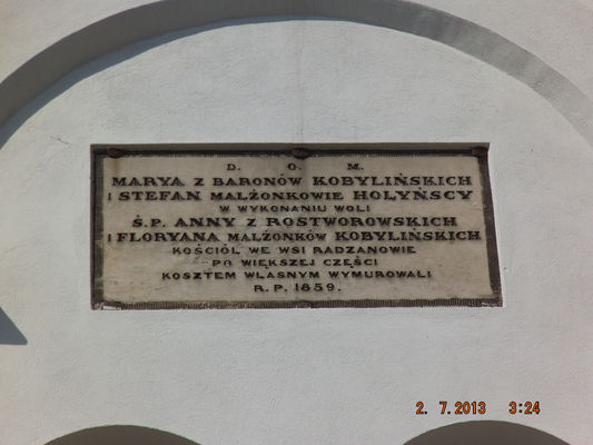 pamiątkowa tablica na kościele w Radzanowie
