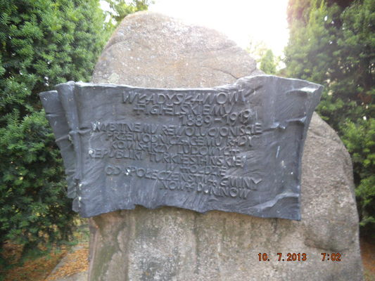 Tablica na głazie poświęconym Władysławowi Figielskiemu w Soczewce
