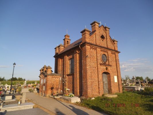kaplica cmentarna w Bonisławiu 
Kaplica zbudowana w stylu neogotyckim w 1905 roku z fundacji Franciszka Strusińskiego. Otoczona z trzech stron katakumbami, które nadają jej kształt krzyża.
