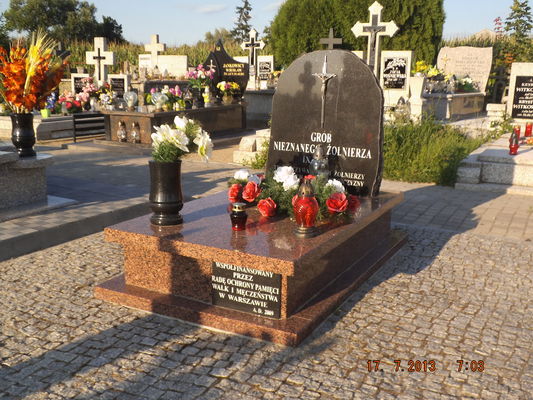 grób nieznanego żołnierza na cmentarzu w Bonisławiu
