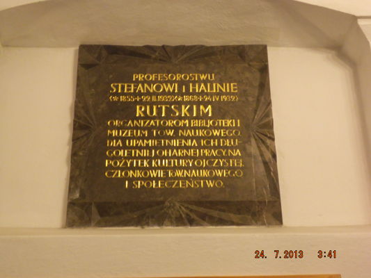 tablica pamiątkowa w siedzibie TNP
