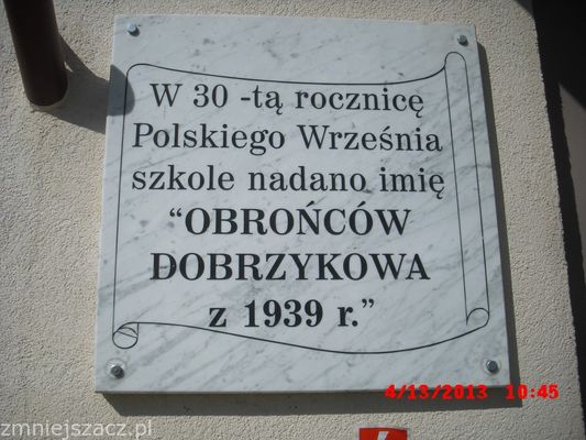 tablica pamiątkowa na dobrzykowskiej szkole
