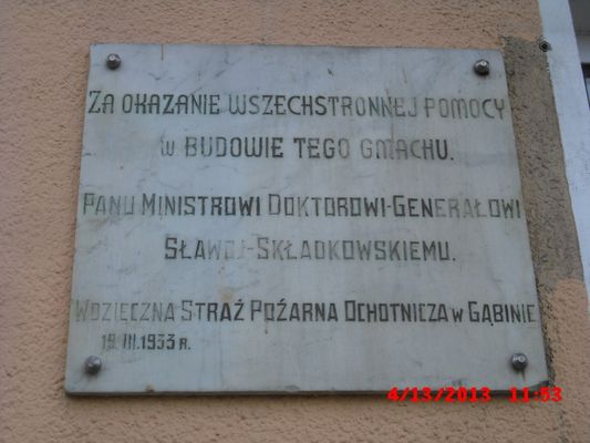 tablica pamiątkowa na kamienicy przy gąbińskim rynku
Znajduje się na frontowej ścianie siedziby Ochotniczej Straży Pożarnej z 1898.
