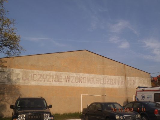 hasło na budynku pokoszarowym przy ulicy Strzeleckiej
,,OJCZYZNIE-WZOROWA SŁUŻBA I PRACA,,
