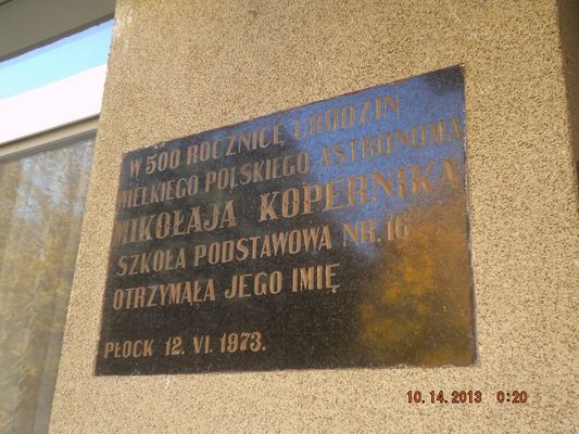 tablica pamiątkowa na ścianie Szkoły Podstawowej nr 16 
